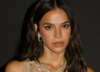 O que as escolhas de moda de Bruna Marquezine e Anttónia Morais em seus aniversários revelam sobre elas?