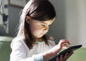 Estudo afirma: celular antes dos 13 anos acarreta doenças mentais