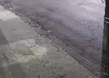 PM resgata menina de 3 anos vagando sozinha de madrugada na Grande SP