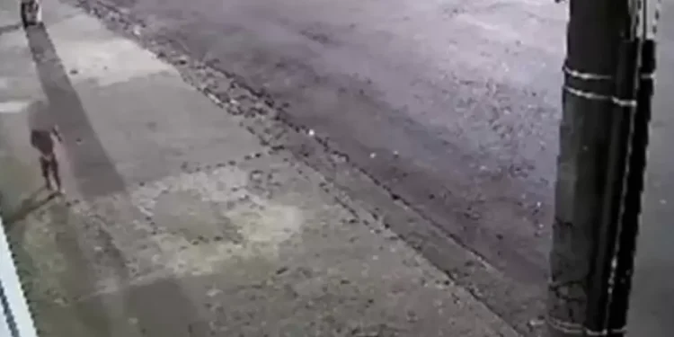 PM resgata menina de 3 anos vagando sozinha de madrugada na Grande SP