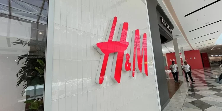 H&M inaugura sua primeira loja no Brasil e acirra disputa na moda nacional