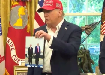 Donald Trump recebe presente de Vladimir Putin: “É uma boa foto dele”