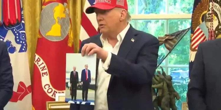 Donald Trump recebe presente de Vladimir Putin: “É uma boa foto dele”