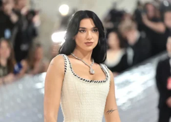 De noiva vintage da Chanel a bombshell da Versace: a evolução fashion de Dua Lipa