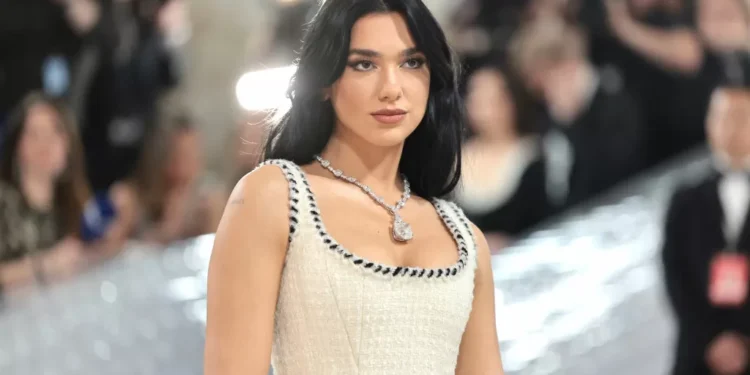 De noiva vintage da Chanel a bombshell da Versace: a evolução fashion de Dua Lipa