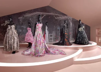 Exposição na França mostra a evolução das estampas primaveris e outonais de Dior