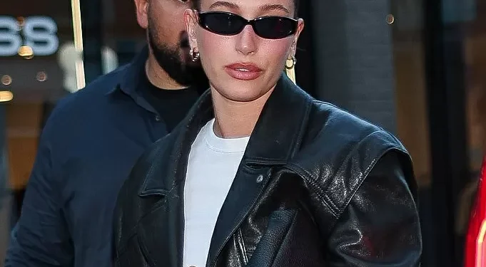 Como Hailey Bieber transformou um look simples em um “revival fashion” de Grease?