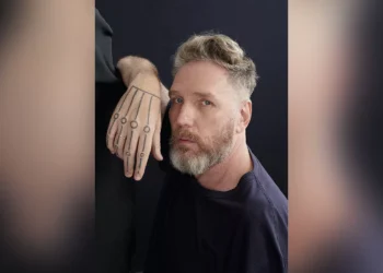 O que diz Alexandre Herchcovitch sobre indicações ao Emmy e Prêmio Jabuti?