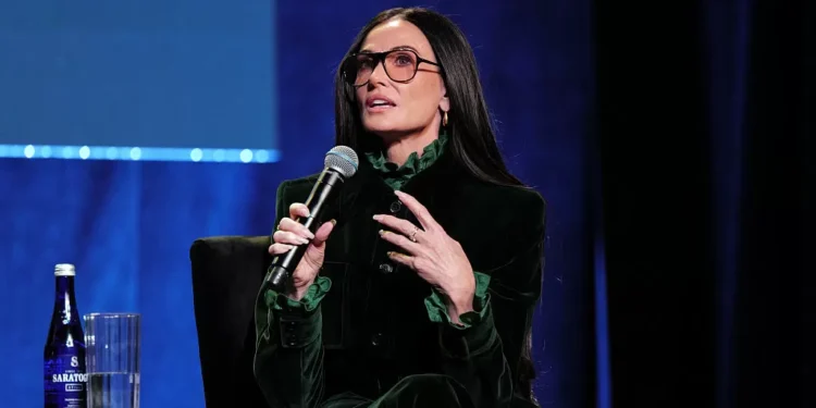 Minimalismo e maximalismo juntos? Demi Moore mostra que dá…