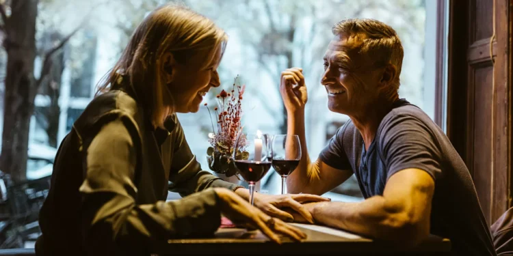 As velhas agências casamenteiras voltam à cena com a promessa de um diferencial