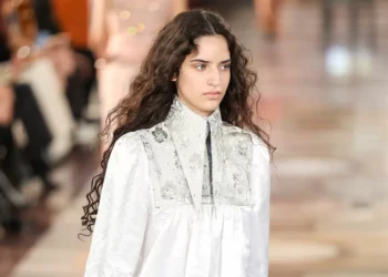 A intimidade ganha a passarela no desfile da Louis Vuitton, em Paris