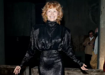 Por que Pamela Anderson pintou o cabelo de ruivo?