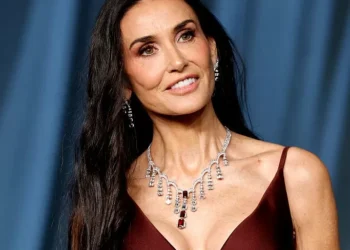 Qual o truque do cabelo dos sonhos de Demi Moore?