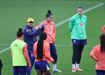 Seleção feminina realiza primeiro treino para amistosos na Europa