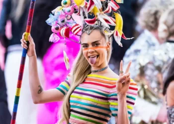 Fogo no Parquinho? Inspirações divertidas de cabelos malucos no tapete vermelho