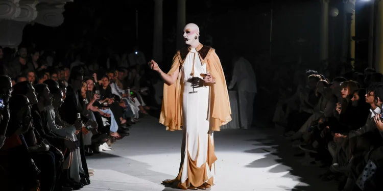 O ‘baile’ de sonho e mistério da Handred, que transformou o SPFW em balada