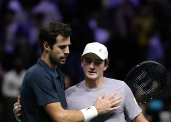 João Fonseca batalha em quadra, mas dá adeus ao Masters 1000 de Paris