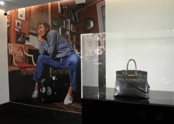 A bolsa Birkin original leiloada no início do ano foi apresentada ao público em Tóquio