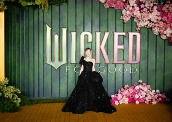 Os dois motivos pelos quais a moda continua obcecada pelo vestido preto de Ariana Grande