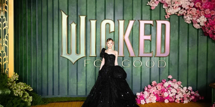 Os dois motivos pelos quais a moda continua obcecada pelo vestido preto de Ariana Grande