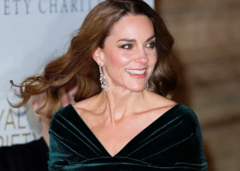 Kate Middleton e estrelas ensinam: o poder do caimento perfeito…