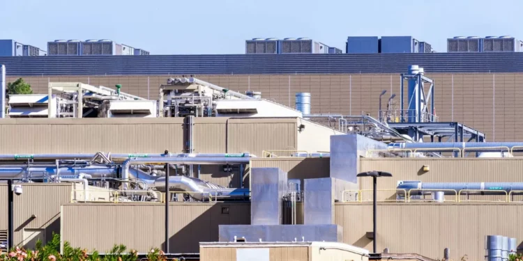 Corrida por IA expõe gargalo na cadeia de construção de Data Centers, diz pesquisa