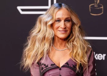 A moda pega? Sarah Jessica Parker abre nova tendência. Mas cuidado…