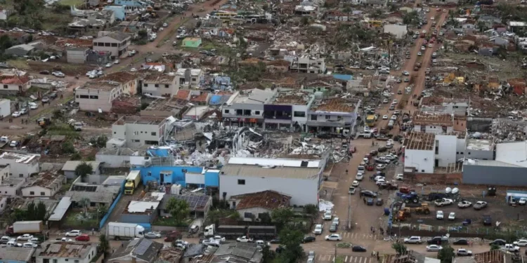 Tornado causa destruição no Paraná