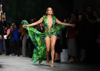 O vestido que fez Jennifer Lopez brilhar em evento, mesmo não estando lá