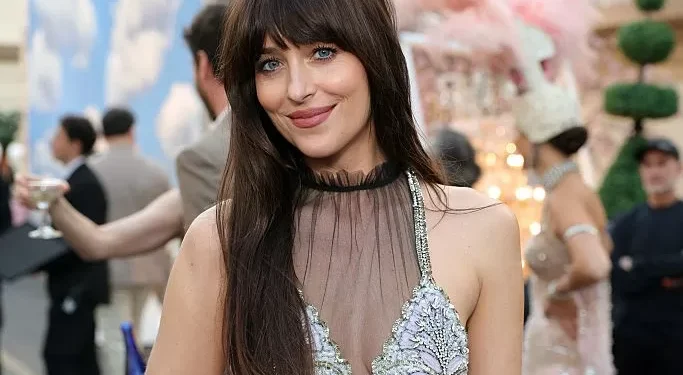 O que a franja e a beleza de Dakota Johnson tem a ver com martínis?