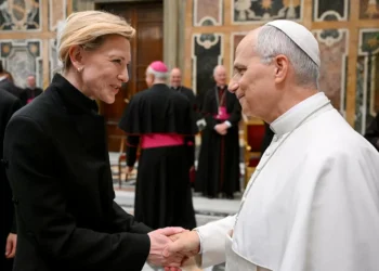 Visita de Cate Blanchett: Afinal, como se vestir para encontrar o Papa?