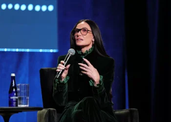 Minimalismo e maximalismo juntos? Demi Moore mostra que dá…