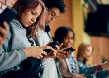 Big techs começam a proibir menores nas redes da Austrália