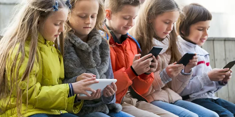 Começa a guerra na Justiça contra restrição de menores nas redes sociais da Austrália