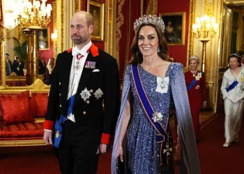Tudo azul (e cheio de brilhantes) para a princesa Kate Middleton