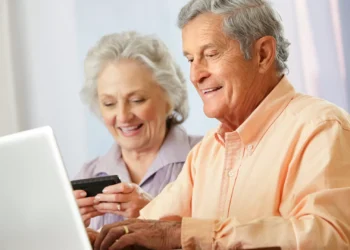 Uma multidão que já cruzou a barreira dos 60 está aderindo com tudo à internet