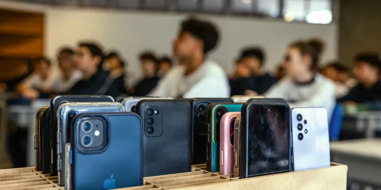 Juventude desplugada: proibição de celulares nas escolas já mostra bons resultados