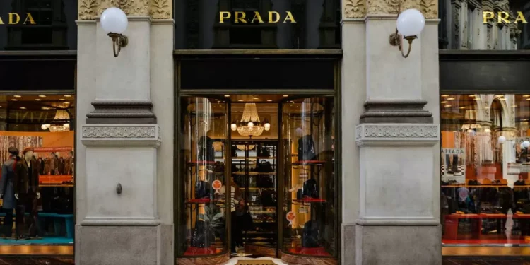 Grupo Prada conclui compra da Versace por US$ 1,4 bilhão