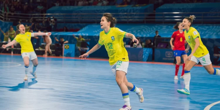 Copa do Mundo de futsal: Brasil supera Espanha e se garante na final