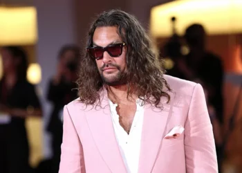 Colman, Momoa, Brad, Timothée, Messi: eles de rosa, sim