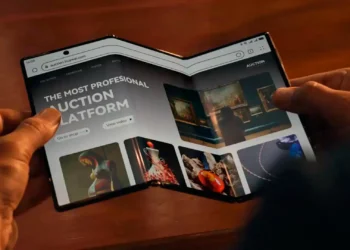 Nostalgia dobrada: celulares que abrem e fecham começam a ser reinventados