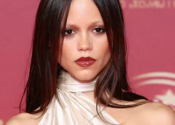 Gótica ou católica? Jenna Ortega faz detalhe sagrado virar fetiche fashion