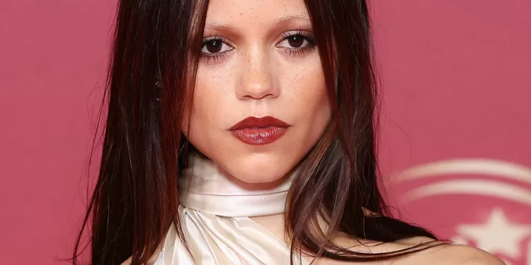 Gótica ou católica? Jenna Ortega faz detalhe sagrado virar fetiche fashion