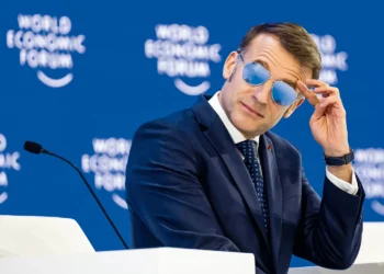 Com Macron como modelo, empresa italiana de óculos vê ações dispararem