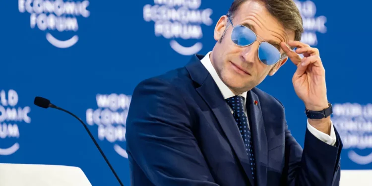 Com Macron como modelo, empresa italiana de óculos vê ações dispararem