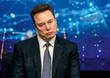 Elon Musk quer comercializar robôs Optimus até final de 2027