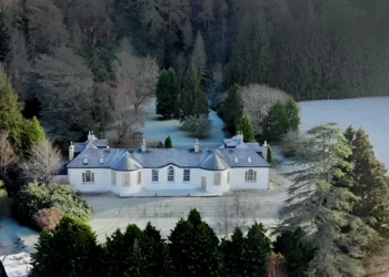 Mansão envolta em tragédias e lendas reabre para visitação na Escócia