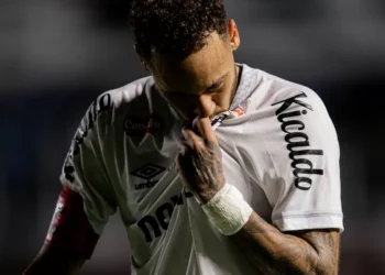 Neymar brilha e Santos vence primeira no Campeonato Brasileiro