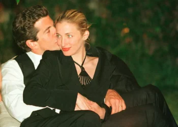 E se Carolyn Bessete-Kennedy estivesse na primeira fila da Calvin Klein?