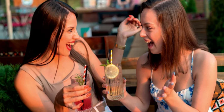 Um brinde diferente: como os jovens começam a rever o papel do álcool na vida social